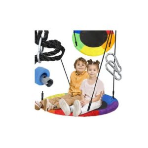 "Duża okrągła huśtawka bocianie gniazdo o średnicy 100cm w kolorze czarnym, zawieszona na metalowym stelażu w ogrodzie, z dzieckiem huśtającym się wewnątrz"