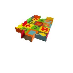 Mata piankowa edukacyjna składająca się z 30 kolorowych elementów EVA foam o grubości 2cm, pełniąca funkcję maty do zabawy, narzędzia edukacyjnego i ochronnego kojca dla dzieci od 6 miesięcy do 6 lat, o wymiarach 225x150cm po złożeniu