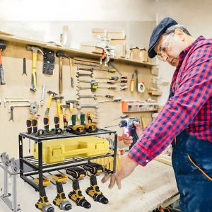 Mocny regał garażowy ścienny z półkami i wieszakami do organizacji elektronarzędzi, wyposażony w haki i uchwyty do przechowywania narzędzi elektrycznych, wkrętarek, szlifierek i innych narzędzi warsztatowych