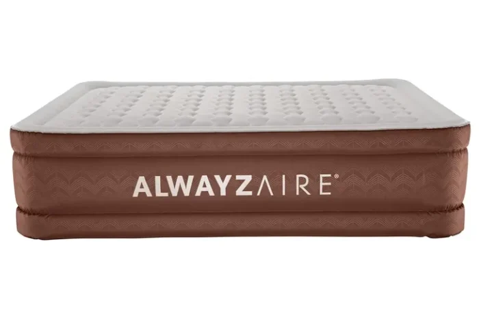 Brązowy materac dmuchany marki Bestway z welurową powierzchnią, wyposażony w wbudowany system pompowania, idealny do spania na kempingu, w domu dla gości lub na wypoczynku nad wodą.